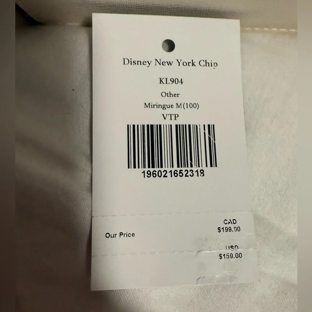 Kate Spade NWT Disney Collab Cream Chip and Dale Wristlet with Leaf Accents! ❤️